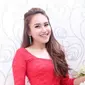 Dalam beberapa foto yang diunggah, Ayu Ting Ting rupanya senang menjadi kutu buku. Seperti apa ceritanya?