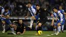 Pemain Espanyol, Jordi Amat (kiri), berusaha menghadang laju dari pemain Barcelona, Lionel Messi, dalam pertandingan lanjutan La Liga 2011/2012 yang berlangsung di stadion Cornella-El Prat , Minggu (8/1/2012). (AFP/Lluis Gene)