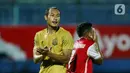 Bek Bhayangkara Solo FC Hansamu Yama (kiri) saat melawan Persija Jakarta pada laga Piala Menpora 2021 di Stadion Kanjuruhan, Malang, Rabu (31/3/2021). Persija menang 2-1. (Bola.com/M Iqbal Ichsan)