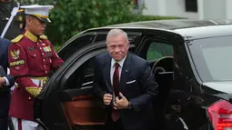 Kedatangan Raja Yordania Hasyimiah, Abdullah II Ibn Al Hussein disambut langsung Presiden Prabowo Subianto di Lapangan Udara Halim Perdanakusuma, Jakarta, Jumat (14/11/2025) sore sekitar pukul 16.30 WIB. Tampak dalam foto, Raja Yordania Hasyimiah, Abdullah II Ibn Al Hussein turun dari mobilnya untuk pertemuan dengan Presiden Indonesia Prabowo Subianto di Istana Merdeka, Jakarta, Jumat 14 November 2025. (AP Photo/Achmad Ibrahim)