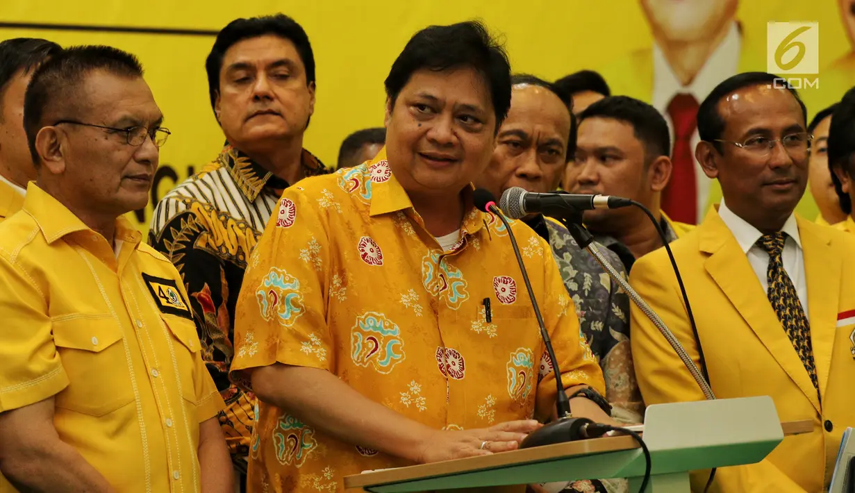 Ketum Partai Golkar Airlangga Hartarto (tengah) bersama sejumlah pengurus membuka diskusi BALITBANG Partai Golkar di Jakarta, Kamis (14/2). Airlangga mengatakan pembangunan infrastruktur berdampak langsung pada masyarakat. (Liputan6.com/JohanTallo)