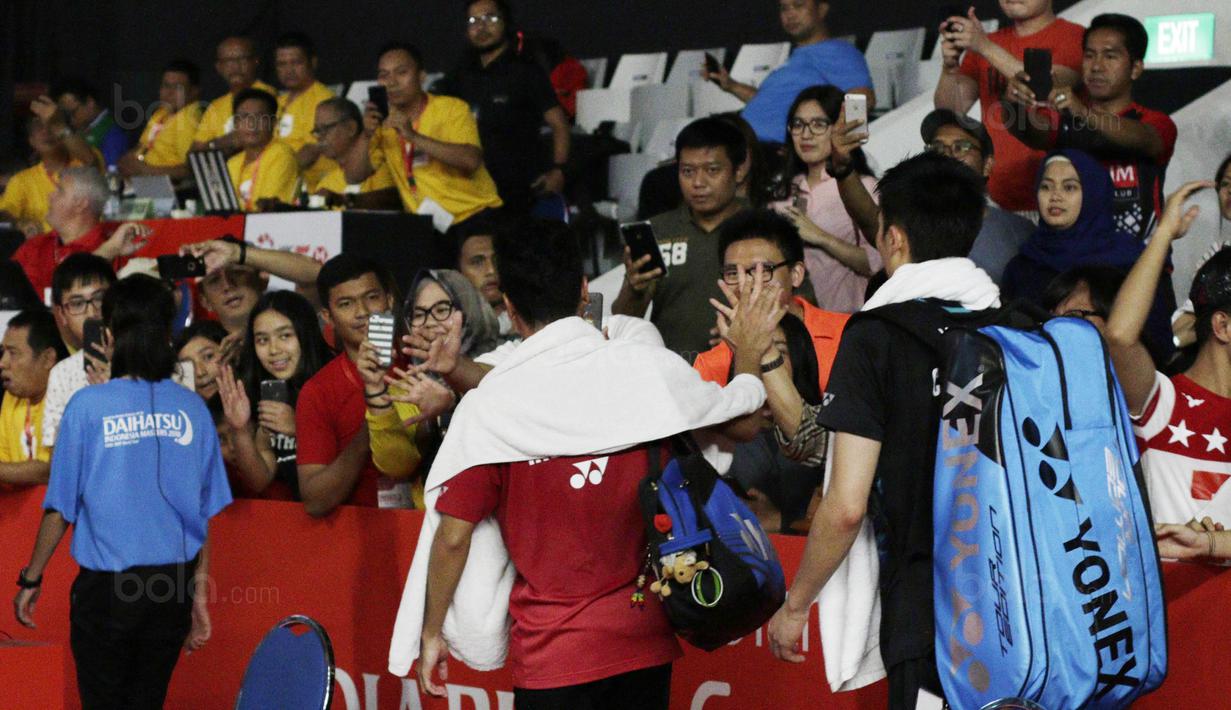 Tunggal putra Indonesia, Anthony Ginting, menyapa penonton pada laga semifinal Indonesia Masters 2018 di Istora Senayan, Sabtu (27/1/2018). Anthony Ginting menang 21-16, 13-21, dan 21-12. (Bola.com/M Iqbal Ichsan)
