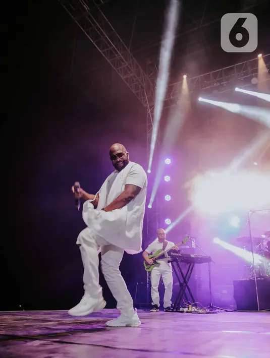 Aksi panggung personil Boyz II Men, Wanya Morris pada konser bertajuk Boyz II Men Tour of Asia 2019 di Tennis Indoor Senayan, Jakarta, Rabu (4/12/2019). Boyz II Men membawakan sebanyak 20 lagu seperti End of the Road, One Sweet Day, dan I'll make love to you. (Liputan6.com/Faizal Fanani)