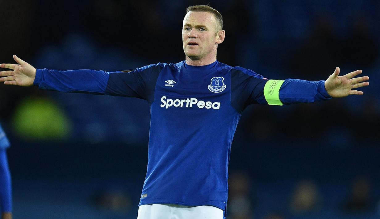 Kapten Everton, Wayne Rooney melakukan protes saat laga melawan Atalanta pada grup E Liga Europa di Goodison Park, Liverpool (23/11/2017). Everton kalah 1-5. (AFP/Oli Scarff)