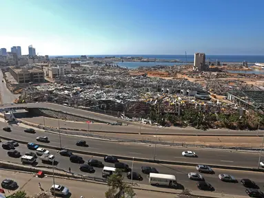 Puing-puing bangunan terlihat di Pelabuhan Beirut, Lebanon (17/8/2020). Kerugian yang dialami Lebanon pascaledakan di Beirut meningkat saat Perserikatan Bangsa-Bangsa (PBB) dan mitranya melanjutkan penilaian mereka. (Xinhua/Bilal Jawich)