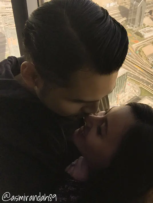 Kenangan masa lalu itu diungkapkan oleh perempuan kelahiran 5 Oktober 1989 itu di instagram. Ia mengenang awal kisah cintanya dengan pria yang biasa disapa Vanno. (Instagram/asmirandah89)