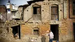 Seorang pria berdiri di luar rumahnya yang rusak akibat gempa tahun lalu di Nepal, Jum'at (29/1/2016). Gempa bumi pada bulan April dan Mei 2015 silam menewaskan hampir 9.000 orang dalam bencana alam terburuk Nepal. (Reuters/Navesh Chitrakar)