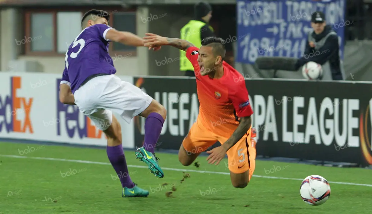 Tekel keras bek FK Austria Wien membuat bek sayap AS Roma, Leandro Paredes, tersungkur. (Bola.com/Reza Khomaini)