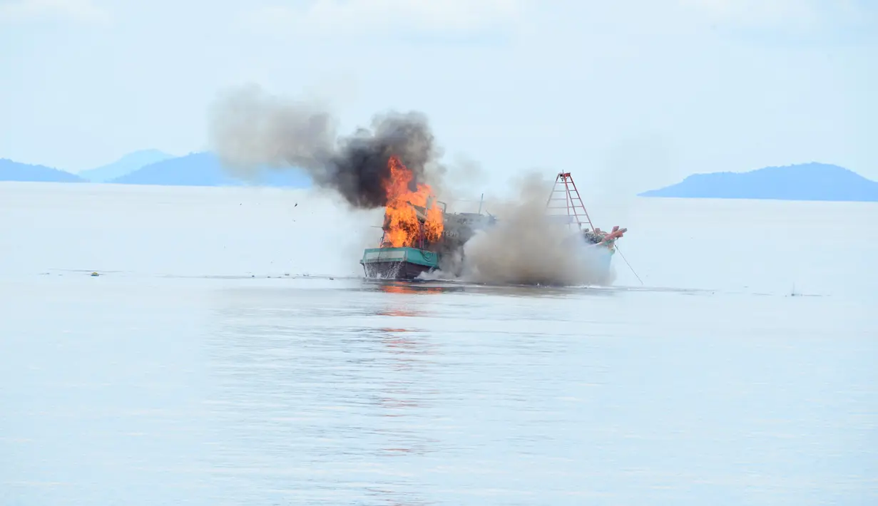 Ketiga kapal kayu pencuri ikan itu ditembak menggunakan senjata mesin dari jarak 200 meter, Kepulauan Riau, Jumat (5/12/2014). (Dokumentasi Puspen TNI)