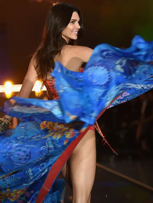 Model Kendall Jenner saat mengikuti Victoria Secret Fashion Show di Lexington Avenue Armory, New York, US (10/11/2015). (AFP/ Dimitrios Kambouris)