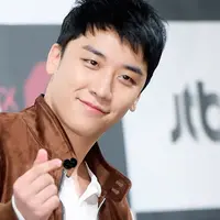 Seungri BigBang dikenal sebagai idol yang punya teman dari berbagai kalangan. Bahkan ia punya banyak teman yang berasal dari luar Korea. Wajar jika ia kerap terlihat berpesta di luar negeri. (Foto: Soompi.com)