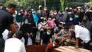 Suasana haru mengiringi prosesi pemakaman almarhum legenda bulu tangkis Indonesia, Markis Kido. Isak tangis dari keluarga dan juga istri serta kedua anaknya yang melihat sosok suami dan ayah harus pergi untuk selama-lamannya. (Foto: Bola.com/Bagaskara Lazuardi)