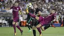 Bek Manchester City, Nicolas Otamendi, membuang bola dari jangkauan gelandang Real Madrid, Gareth Bale, pada laga ICC di Stadion Memorial Coliseum, California, Rabu (26/7/2017). Manchester City menang 4-1 atas Real Madrid. (AP/Jae C Hong)