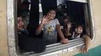 Anak-anak melambaikan tangan saat berada di kereta sebelum berangkat ke kampung halaman mereka untuk liburan Idul Fitri di stasiun kereta api di Karachi, Pakistan (2/6/2019). Idul Fitri menandai akhir bulan suci Ramadan. (AP Photo/Fareed Khan)