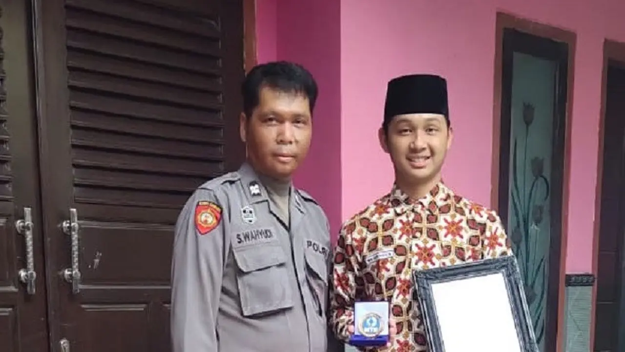 Aiptu Slamet Wahyudi bersama anaknya, Muhammad Alief Dhafa Wahyudi. (Dian Kurniawan/Liputan6.com)