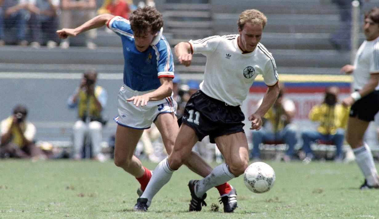 Legenda Asal Jerman, Karl-Heinz Rummenigge (kanan) pernah meraih dua kali Ballon d'Or yaitu pada tahun 1980 dan 1981 .  (AFP Photo/STF)