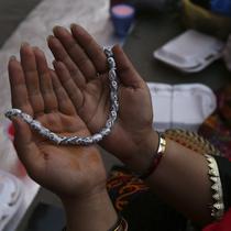 Seorang wanita berdoa sebelum berbuka puasa selama bulan puasa Ramadhan di masjid bersejarah Badshahi, di Lahore, Pakistan (3/4/2022). Masjid Badshahi merupakan masjid tebesar di dunia dari tahun 1673 hingga 1986 (atau selama 313 tahun). (AP Photo/K.M. Chaudary)