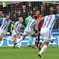 A Mooy (kepala plontos) cetak gol pertama untuk Huddersfield saat melawan MU ( LINDSEY PARNABY / AFP)