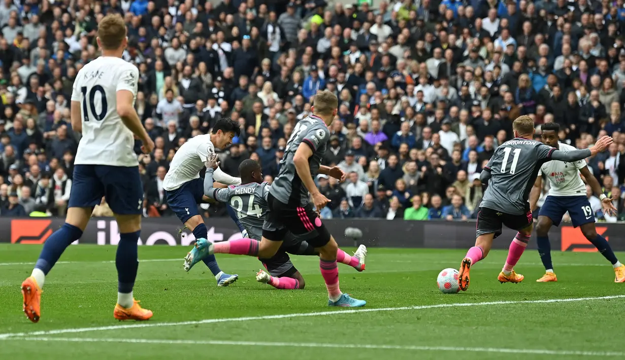 <p>Leicester City. Dari total 14 kali pertemuan dengan Leicester City di semua ajang, Son Heung-min berhasil mencetak 7 gol dan 5 assist serta membawa Tottenham Hotspur 8 kali menang, 2 kali imbang dan 4 kali kalah. Gol terakhir ke gawang Leicester City dicetak lewat brace pada pekan ke-35 Liga Inggris musim 2021/2022, 1 Mei 2022 dalam laga yang berkesudahan 3-1. (AFP/Glyn Kirk)</p>