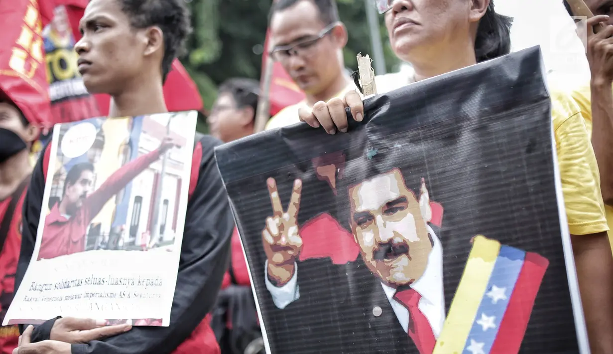 Massa yang tergabung dalam Gerakan Buruh untuk Rakyat (Gebrak) menggelar unjuk rasa di depan Kedutaan Besar Amerika Serikat, Jakarta, Selasa (12/2). Massa memenuhi ruas jalan dengan membawa spanduk dukungan terhadap Venezuela. (Liputan6.com/Faizal Fanani)
