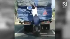 Aksi dua remaja mencoba mencuri barang dari truk berjalan geger di media sosial.