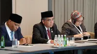 Menteri Ketenagakerjaan Yassierli bersama delegasi Indonesia saat menghadiri pertemuan bilateral di sela Konferensi Menteri Ketenagakerjaan Organisasi Kerja Sama Islam (OKI) di Doha, Qatar. (sumber: Kemnaker)