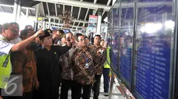 Ketua DPR Ade Komarudin bersama Komisi V DPR saat berkunjung ke Bandara Seokarno Hatta, Banten, Rabu (29/6). Kunjungan tersebut melihat kesiapan pemerintah dalam melayani transportasi pemudik. (Liputan6.com/Johan Tallo)