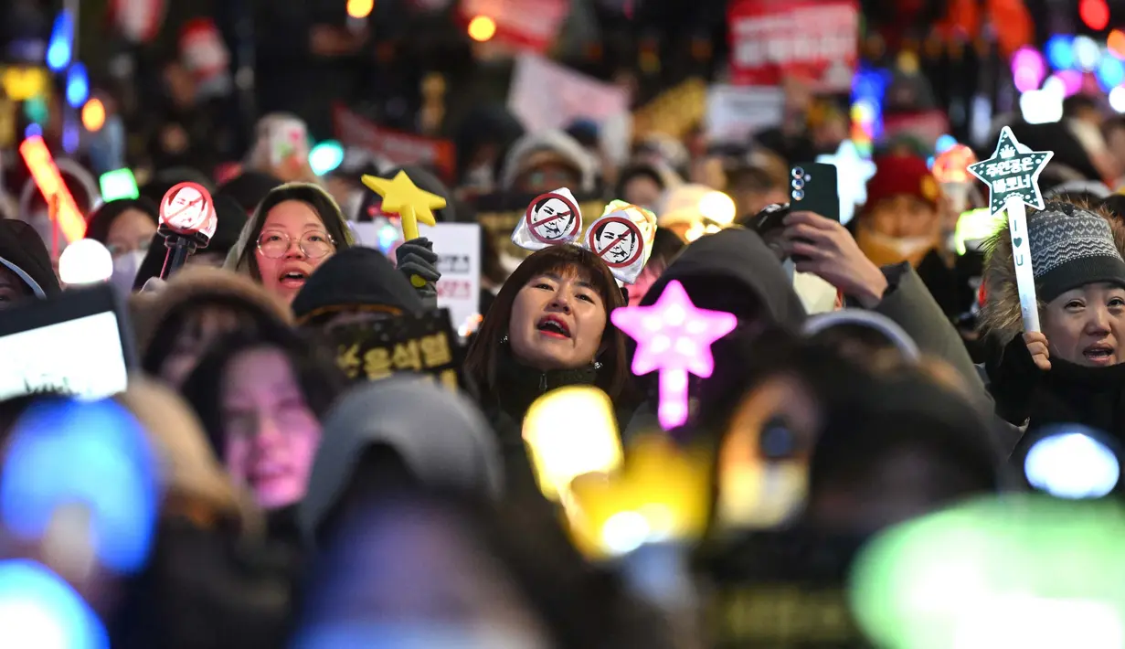 Desakan pemakzulan Presiden Yoon Suk Yeol terkait upayanya memberlakukan situasi darurat militer. Namun upaya tersebut gagal beberapa jam setelah diumumkan. (Jung Yeon-je/AFP)
