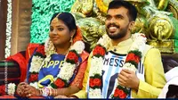 Sebuah selebaran di media sosial menunjukkan potret Sachin dan Athira yang mengenakan kaus Mbappe dan Messi dalam pernikahannya di Kerala, pada Minggu, 18 Desember 2022, beberapa jam sebelum pertandingan final piala dunia dimulai. (Dok. Saudi Buzz via Twitter)