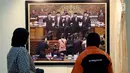 Pengunjung melihat Pameran Foto Warna-Warni Parlemen di Komplek Parlemen Senayan, Jakarta, Selasa (29/8). Pameran foto tersebut dalam rangka memperingati HUT ke-72 DPR. (Liputan6.com/Johan Tallo)