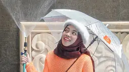 Simpel dengan knit oranye serta hijab coklat tua, OOTD Sohwa pakai baret putih ini bisa jadi inspirasi para remaja agar makin kekinian. (Liputan6.com/IG/@sohwahalilintar)