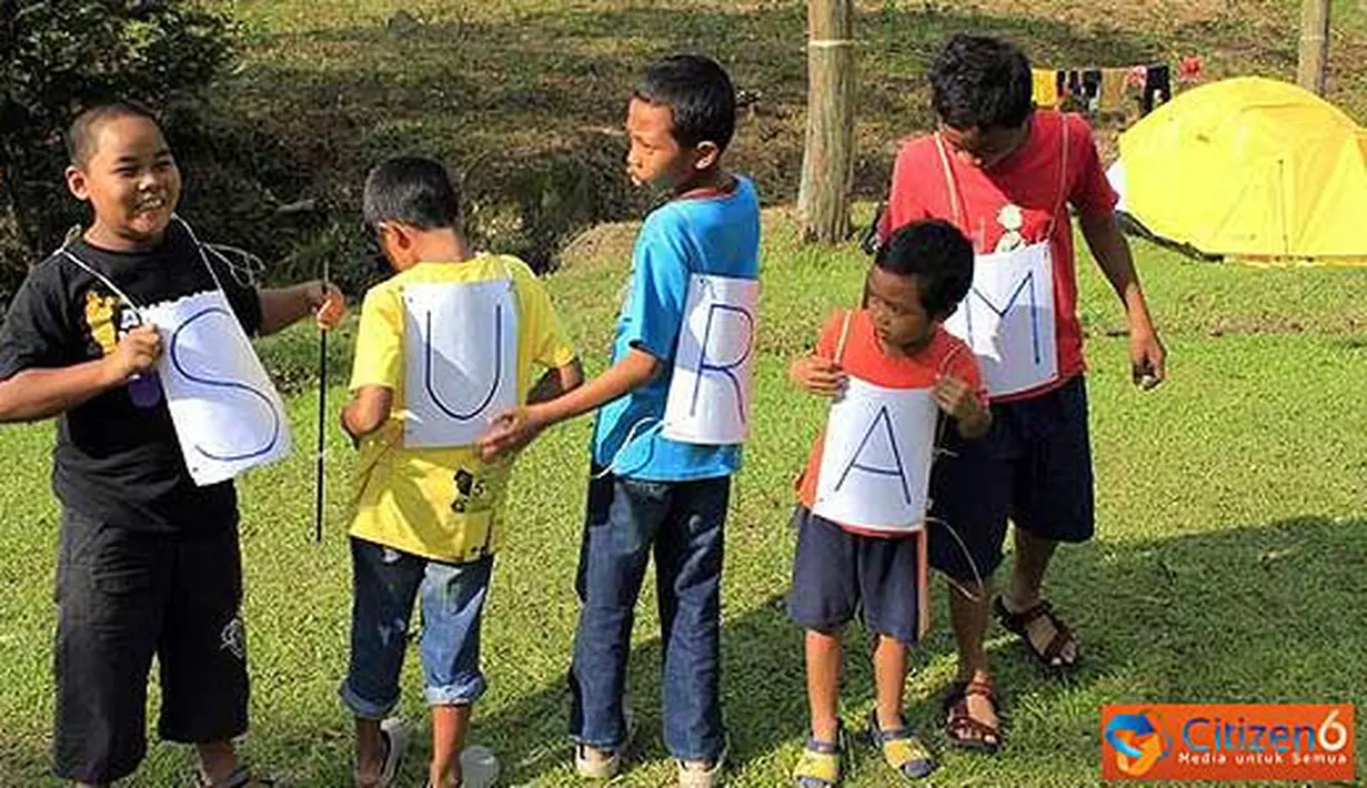 Citizen6, Jakarta: Bermain tebak dan menyusun kata, masing masing anak membawa dua huruf yang dikalungkan di leher. Kemudian menyusun hingga membentuk sebuah kata. (Pengirim: Julie Indahrini).