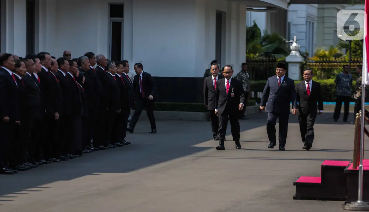 Menteri Pertahanan Prabowo Subianto (kanan kedua) tiba di Kementerian Pertahanan, Jakarta, Kamis (24/10/2019). Prabowo mendapat sambutan dengan upacara militer di kantor barunya itu sebelum serah-terima jabatan (sertijab) Menteri Pertahanan dari Ryamizard Ryacudu. (Liputan6.com/Faizal Fanani)