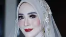 Dalam acara pernikahan putrinya bernama Adinda Thalia, Elma Theana terlihat cantik memukau dengan makeup manglingi alias membuatnya terlihat cantik yang berbeda.  [@elmatheana].