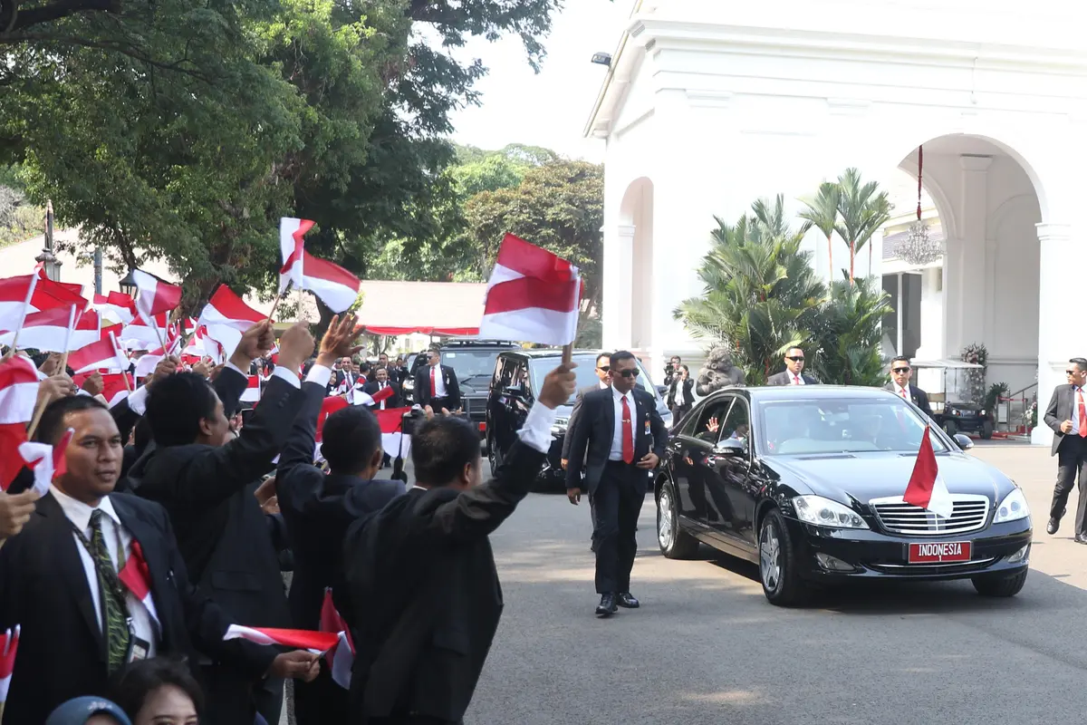 Kibarkan Bendera Merah Putih, Pegawai Istana Lepas Rombongan Jokowi ke Gedung Parlemen