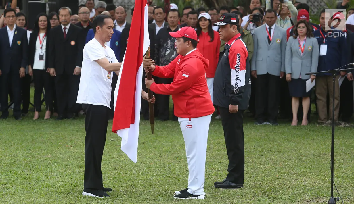 Presiden Joko Widodo  menyerahkan bendera merah putih kepada Ketua Inasgoc Erick Thohir saat melepas Kontingen Indonesia ke Asian Games 2018 Jakarta dan Palembang di Halaman Tengah Istana Merdeka, Jakarta, Rabu (8/8).  (Liputan6.Com/HO/Ricardo Edo)
