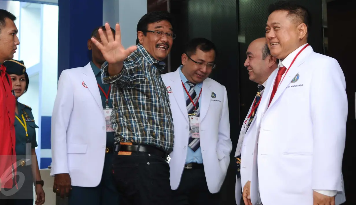 Cawagub DKI Jakarta 2017 Djarot Saiful Hidayat menyapa media saat akan menjalani tes kesehatan di RSAL Dr. Mintoharjo, Jakarta, Sabtu (24/9). (Liputan6.com/Gempur M Surya). 