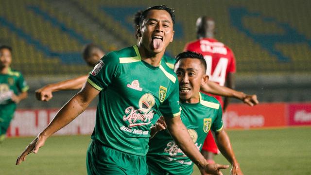 Idola Baru Persebaya, Ini 5 Potret Totalitas Samsul Arif saat Bermain di Lapangan