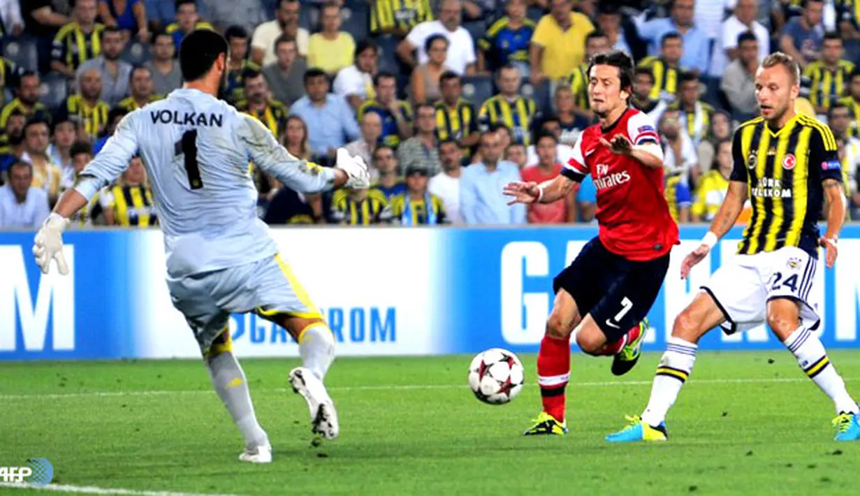 Tomas Rosicky (Tengah) mencoba melewati Volkan Demirel (Kiri) dan Michal Kadlec (Kanan) pada pertandingan Play-off Liga Champions antara Fenerbahce melawan Arsenal di Stadion Sukru Saracoglu di Istanbul pada 21 Agustus 2013. (AFP/Bulent Kilic)