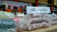 Barang bukti narkoba jenis pil ekstasi sitaan Polda Riau. (Liputan6.com/M Syukur)