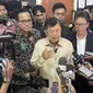 Wakil Presiden (Wapres) ke-10 dan 12, Jusuf Kalla atau JK usai menghadiri acara diskusi dengan tema "Konsolidasi untuk Demokrasi Pasca Pemilu 2024: Oposisi atau Koalisi" yang digelar di Fakultas Ilmu Sosial Politik (FISIP) Universitas Indonesia (UI), Depok (7/3/2024). (Liputan6.com/Ady Anugrahadi)