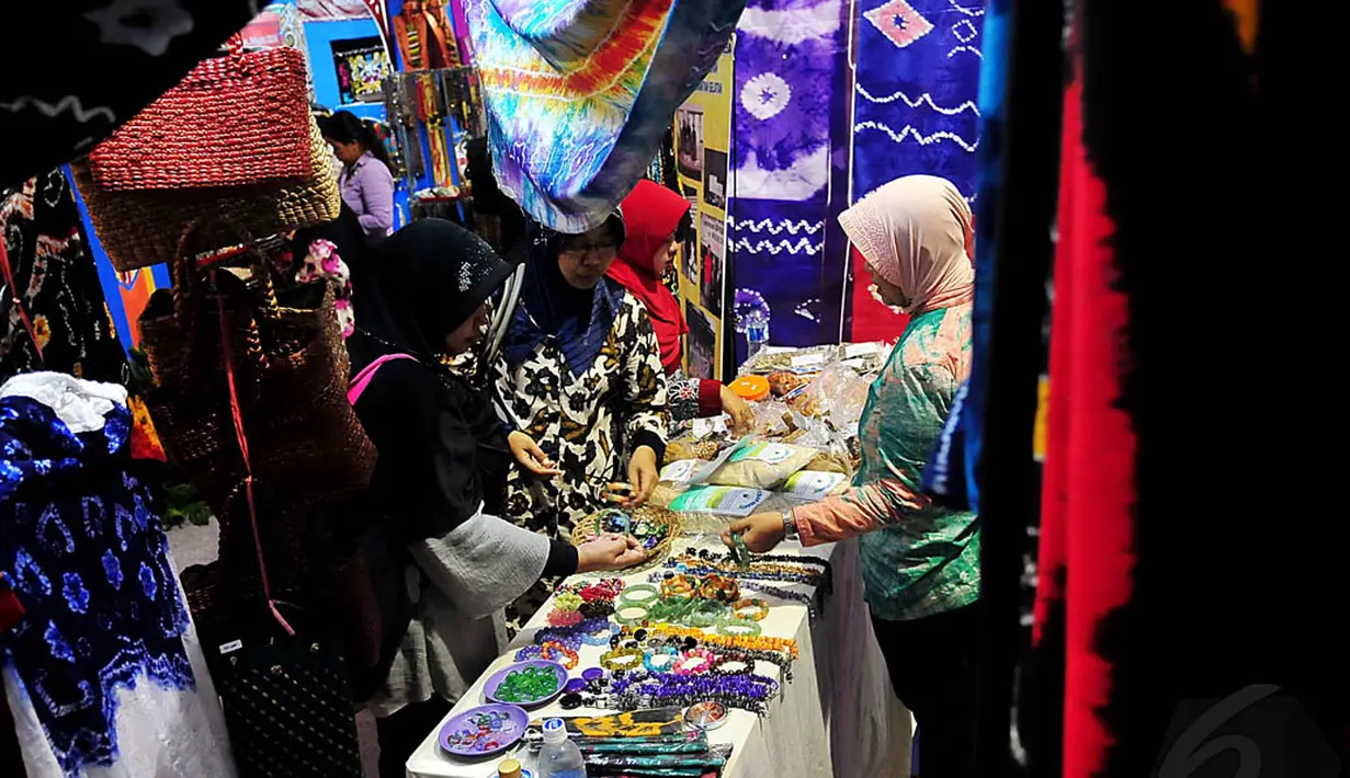 Suasana pameran Pengembangan Usaha Ekonomi Daerah di silang Monas, Jakarta, Jumat (7/11/2014). (Liputan6.com/Johan Tallo)