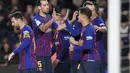Selebrasi para punggawan Barcelona usai Luis Suarez mencetak gol ke gawang EIbar pada laga lanjutan La Liga yang berlangsung di stadion Camp Nou,  Senin (14/1). Barcelona menang 1-0 atas Eibar (AFP/Lluis Gene)