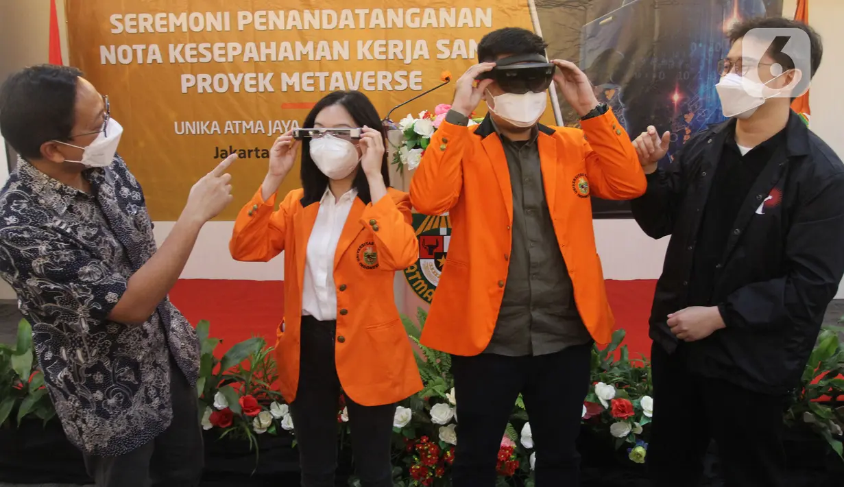 Rektor Unika Atma Jaya Dr. Agustinus Prasetyantoko (kiri) dan CEO dan Founder dari WIR Group, Michael Budi (kanan) saat menyaksikan uji coba kacamata virtual reality di Kampus Semanggi, Jakarta, Senin (21/3/2022). (merdeka.com/Arie Basuki)