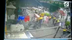 Proses penyelamatan seorang bocah berusia 3 tahun terjun dari lantai 5 sebuah bangunan. Bocah tersebut menderita patah tulang lengan.