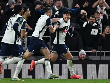 Pemain Tottenham Hotspur merayakan gol yang dicetak oleh Son Heung-min (kanan) ke gawang Manchester United pada laga perempat final Carabao Cup 2024/2025 di Tottenham Hotspur Stadium, London, Jumat (20/12/2024). (AFP/Ben Stansall)