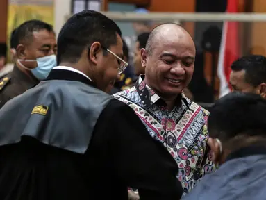 Mantan Kapolda Sumatera Barat Irjen Pol Teddy Minahasa Putra (tengah) menjalani sidang tuntutan terkait kasus memperjualbelikan barang bukti narkotika jenis sabu-sabu sitaan seberat lima kilogram di Pengadilan Negeri Jakarta Barat, Jakarta, Kamis (30/3/2023). Jaksa Penuntut Umum (JPU) menuntut Teddy Minahasa dengan hukuman mati dalam kasus tersebut. (Liputan6.com/Johan Tallo)