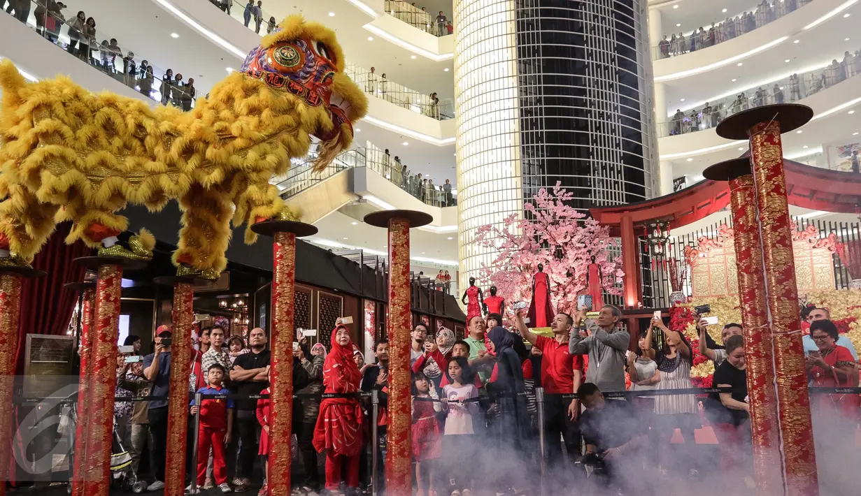 Pengunjung mengambil gambar Barongsai Tonggak saat beraksi di Senayan City saat perayaan tahun baru Imlek 2568, Jakarta, Sabtu (28/01). Atraksi ini digelar Sabtu dan Minggu hingga 5 Februari. (Liputan6.com/Fery Pradolo)