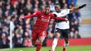 Aksi Georgino Wijnaldum pada laga lanjutan Premier League yang berlangsung di Stadion Craven Cottage, London, Minggu (17/3). Liverpool menang 2-1 atas Fulham. (AFP/Glyn Kirk)