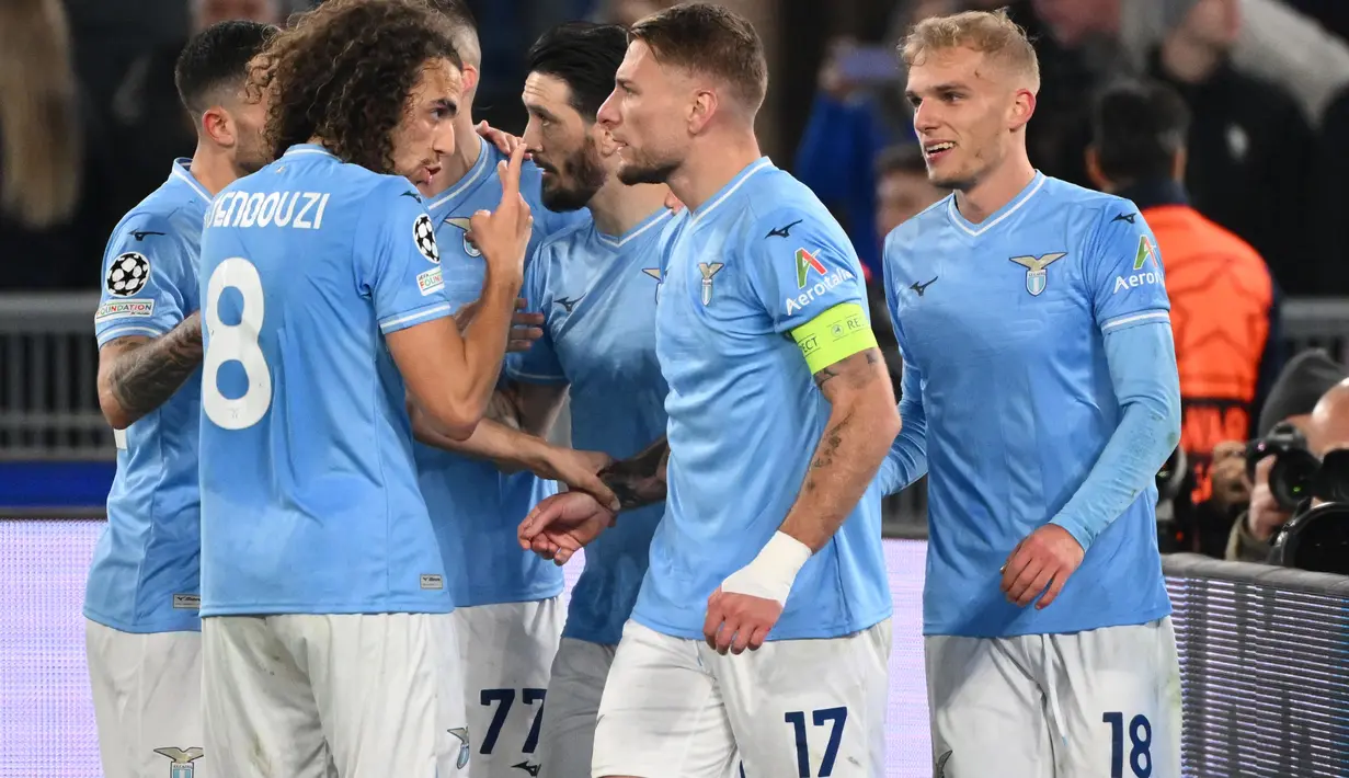 Lazio baru saja menjadi klub Italia ketiga yang mampu mengalahkan mengalahkan Bayern di Liga Champions dalam rentang 15 tahun terakhir. Bermain di kandang sendiri pada leg pertama babak 16 besar Liga Champions 2023/2024 (14/2/2024), Lazio sukses membungkam Bayern Munchen dengan sor tipis 1-0 berkat gol tendanagn penalti Ciro Immobile pada menit ke-69. (AFP/Alberto Pizzoli)